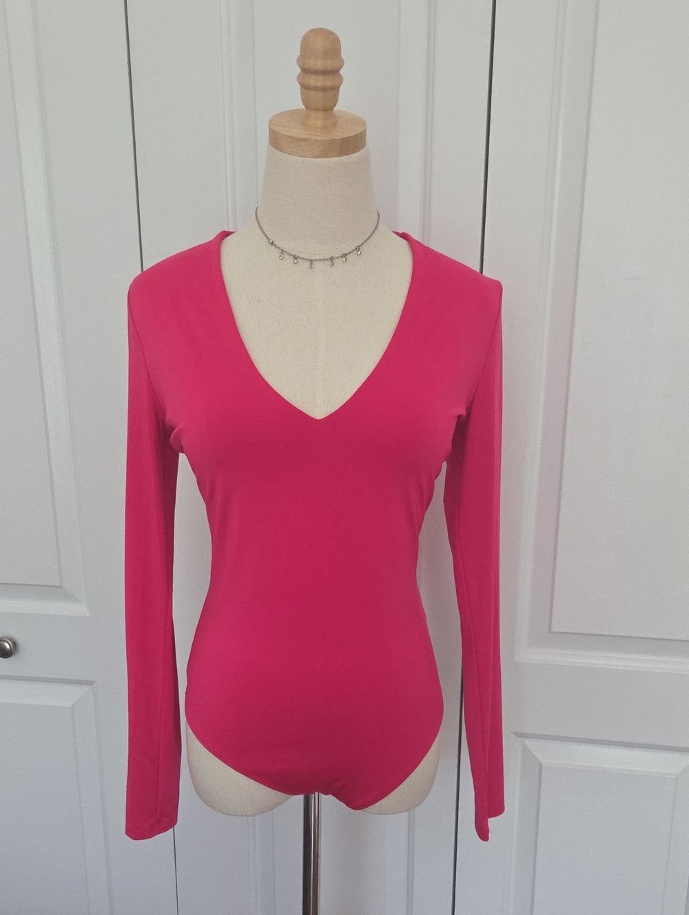 Express Women's Long-Sleeve V-Neck Bodycon Bodysuit in Hot Pink
